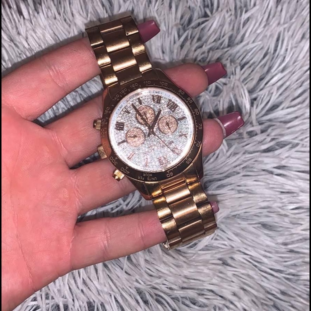 Rose gold Michael kors watch! Barely worn, has all the links it can be adjusted!